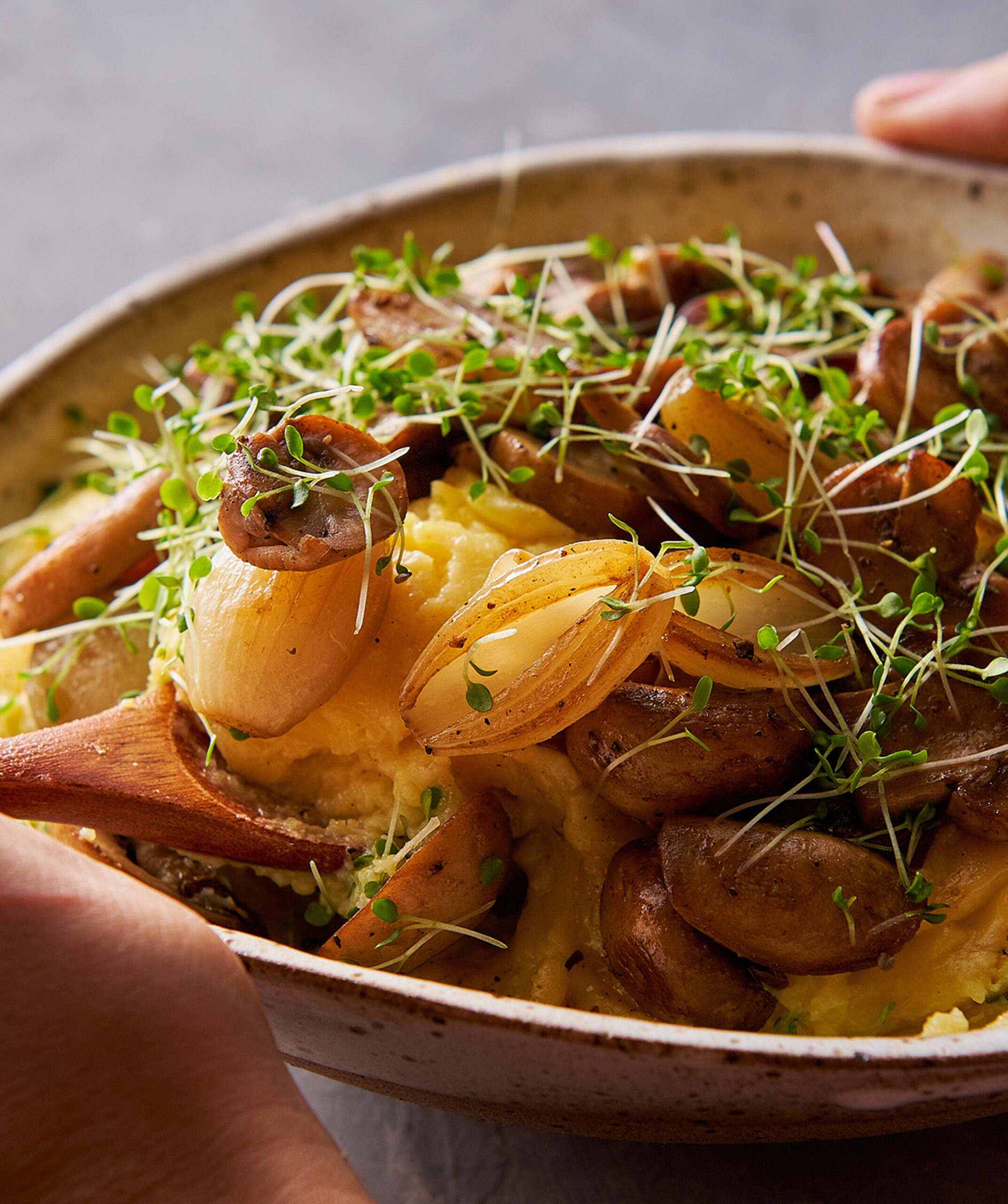 Receita Polenta com Ragu de Cogumelos e Brotos de Couve Pe-Tsai